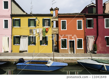 Multicolored houses in Venice 11041649
