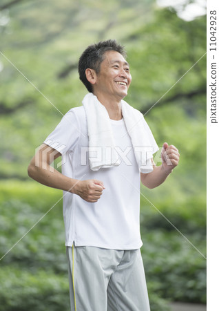 Men in their 50s jogging 11042928