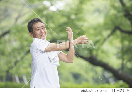 Men in their 50s jogging Men in their 50s jogging 11042929