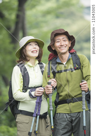 A couple in their 50s hiking 11043005