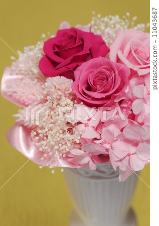 玫瑰被保存的花金背景垂直 11043687