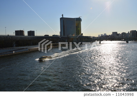 Sumida River at dusk (Sumida Ward, Tokyo) 11043998
