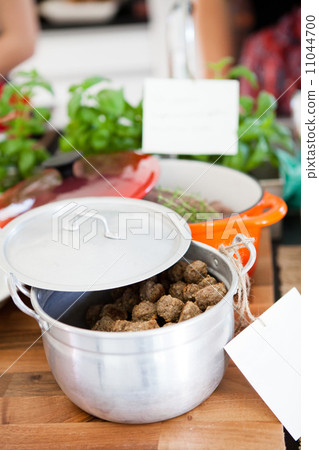 Meatballs in pot 11044700