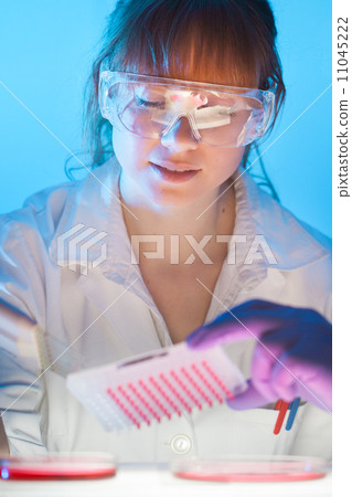 Working in the laboratory with a high degree of protection Working in the laboratory with a high degree of protection 11045222
