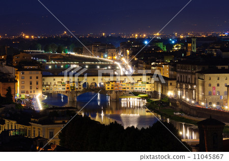 意大利佛羅倫薩的歷史的中心黃昏的Vecchio橋樑 11045867