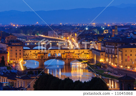 意大利佛羅倫薩的歷史的中心黃昏的Vecchio橋樑 11045868