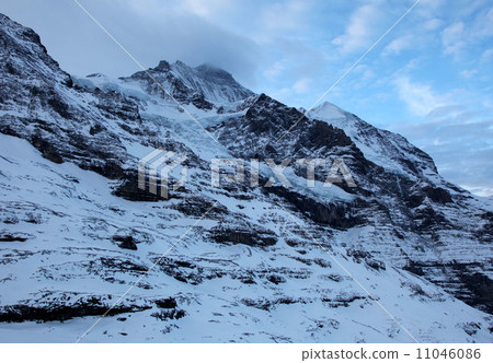 在伯爾尼的陸上冬天山 11046086
