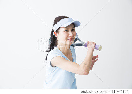 Middle women playing tennis 11047305