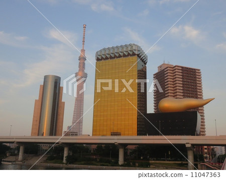 Tokyo at the time of twilight 11047363
