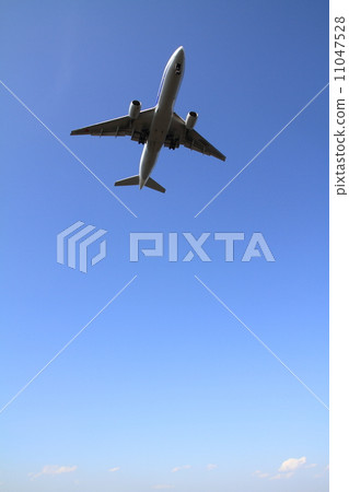 Airplane to land (B 777) 11047528