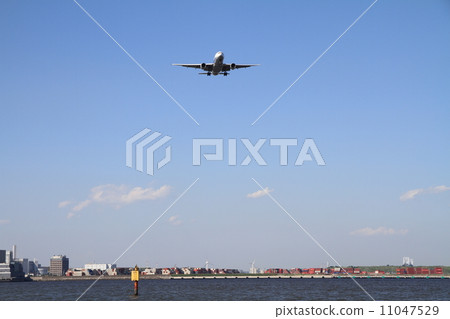Airplane to land (B 777) and the sea 11047529