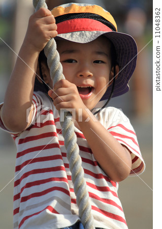 Infant playing with Tarzan rope (4 years old child) 11048362
