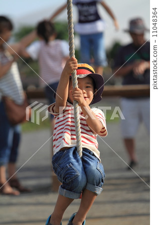 Infant playing with Tarzan rope (4 years old child) 11048364