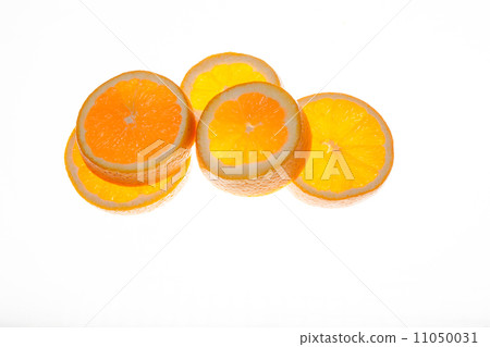 Fresh oranges cut into several pieces. 11050031