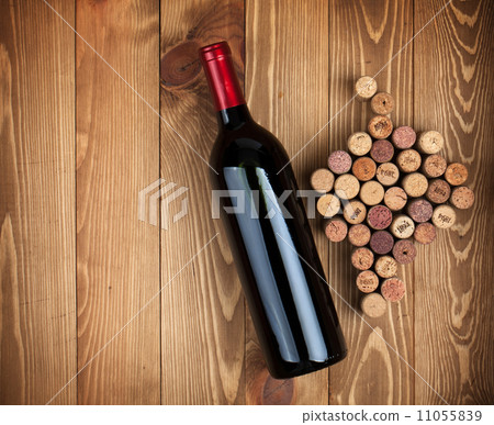 Red wine bottle and grape shaped corks 11055839