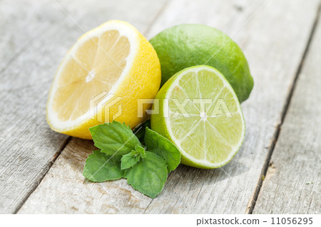 Fresh ripe citruses Fresh ripe citruses 11056295