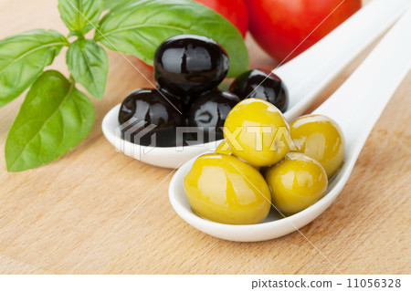 Olives, tomatoes and basil 11056328