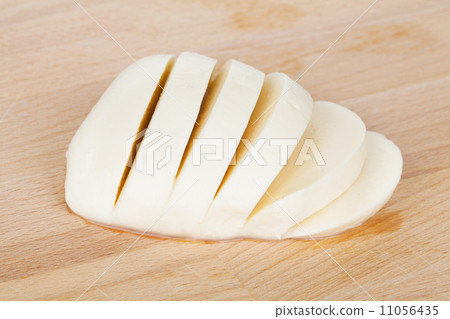 Sliced mozzarella 11056435