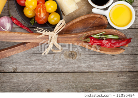 Herbs, spices, tomatoes and cheese 11056484
