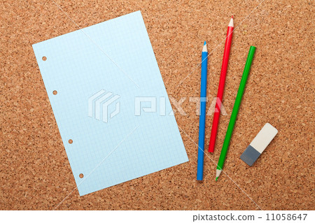Blank notepad page on cork notice board 11058647