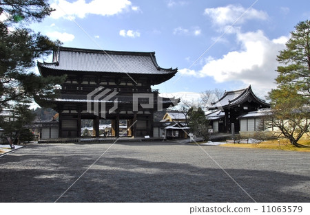 Scenery of the gate gate of Ninna-ji Temple in Kyoto Scenery of the gate gate of Ninna-ji Temple in Kyoto 11063579