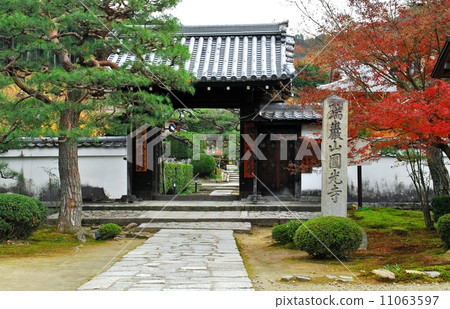 Yukkoji寺廟門門的風景在京都 11063597