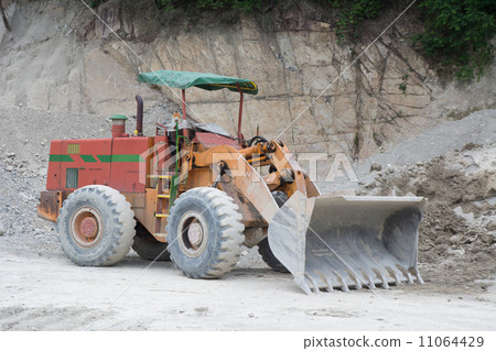 Retro Yumbo in a quarry Retro Yumbo in a quarry 11064429