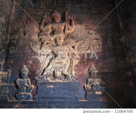 在Prasat Kravan的Garuda乘坐Vishnu神的救濟 11064700