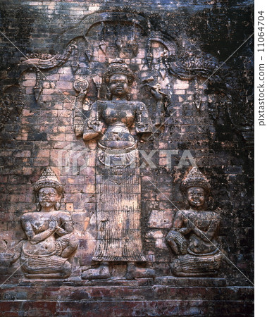 The Lakshmi statue of Prasat Kravan 11064704