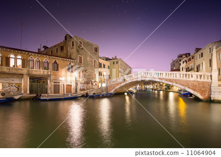 Night view of canals in Venice 11064904