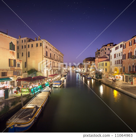 Night view of canals in Venice 11064963