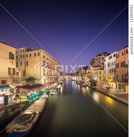 Night view of canals in Venice 11064991