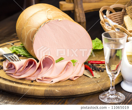 sausages on a wooden plate with vegetables in a restaurant 11065019