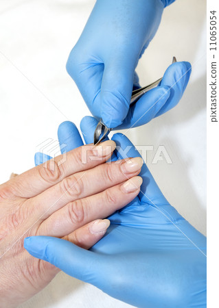woman doing manicure beauty salon woman doing manicure beauty salon 11065054