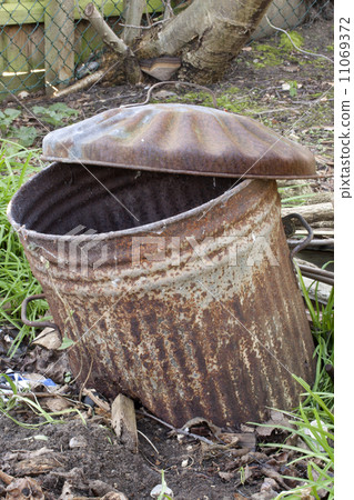 Rusty old trashcan 11069372