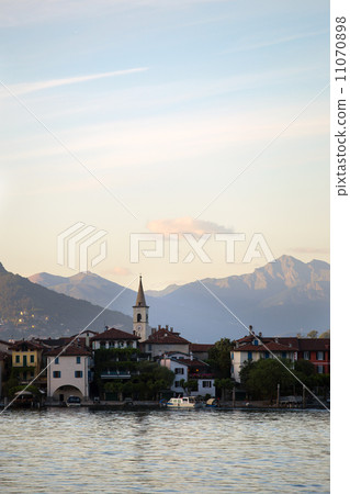 Lago Maggiore Lago Maggiore 11070898
