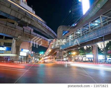 泰國火車站橫穿夜視圖·曼谷·泰國 泰國火車站橫穿夜視圖·曼谷·泰國 11071621