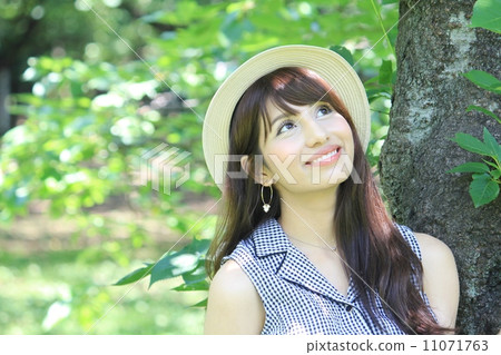 Half girls wearing forest 11071763