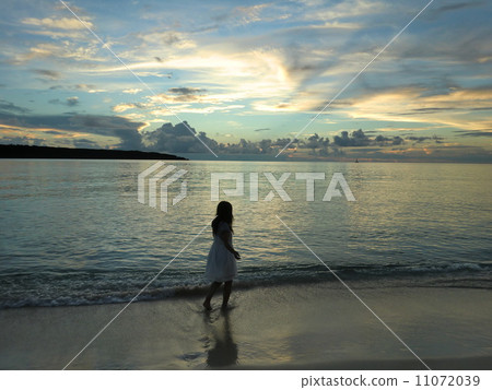 一個女人在海中奔跑 一個女人在海中奔跑 11072039