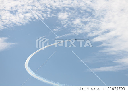 Arc drawing aerial cloud 11074703