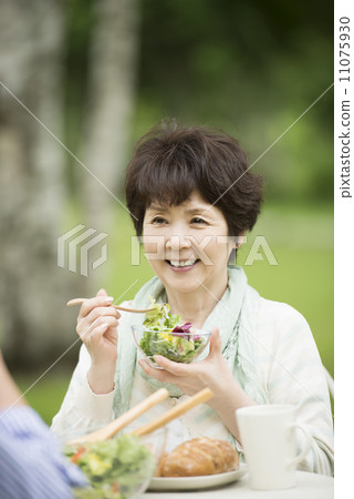 Senior couple eating a branch Senior couple eating a branch 11075930