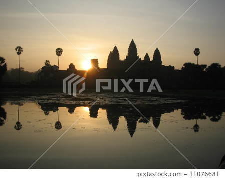 The sun rises 11076681