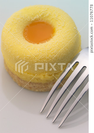 italian zabaione cream cake 11076778