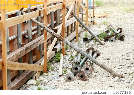 Pipe support 11077326