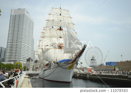 前Nihon Maru的帆帆展帆和地標塔 11078583
