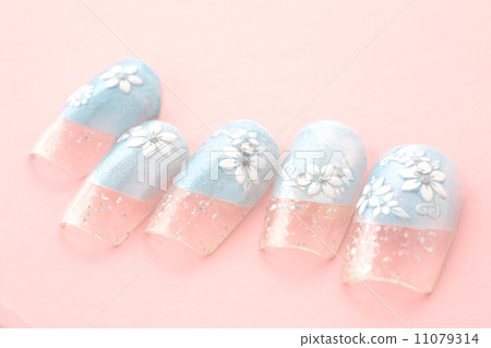 與白色小花和石頭的藍色Lame法國釘子 11079314