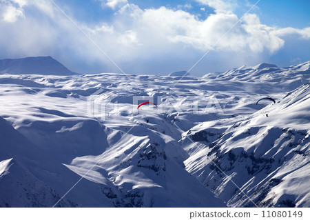 Speed flying in winter mountains Speed flying in winter mountains 11080149