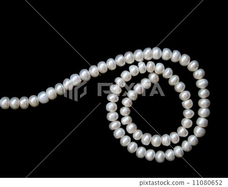 White pearls on the black velvet White pearls on the black velvet 11080652