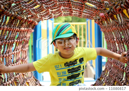 Boy passing through the tunnel of the rope 11080817