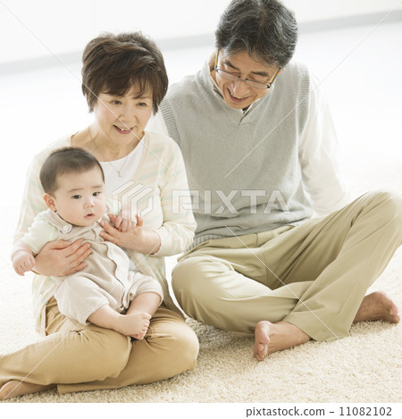 微笑的祖父母和孫子 11082102